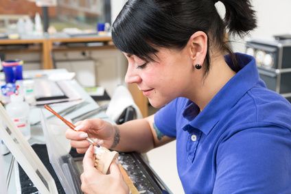 Herstellung eines Veneers im Dentallabor