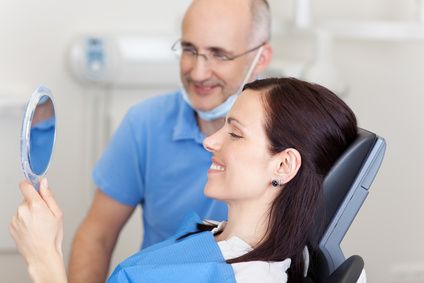 Patientin und Zahnarzt sind mit dem Ergebnis zufrieden