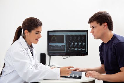 Zahnärztin und Patient besprechen eine Implantation