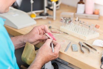 Zahntechniker repariert den Zahnersatz